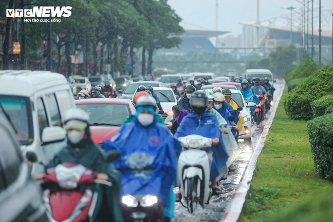 Loạt tuyến phố Hà Nội ngập nặng, người dân bì bõm dắt xe dưới mưa lớn- Ảnh 8.