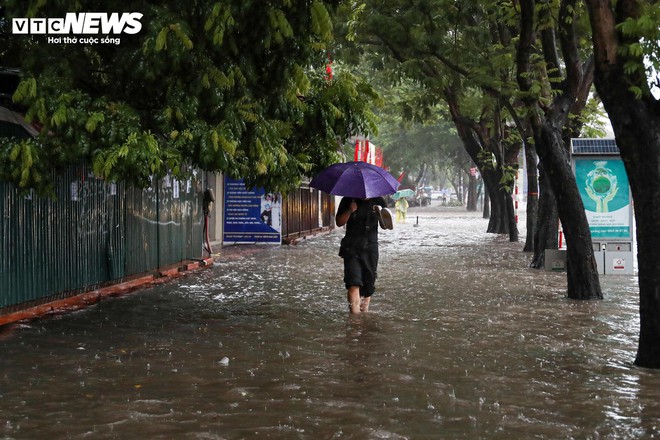 Loạt tuyến phố Hà Nội ngập nặng, người dân bì bõm dắt xe dưới mưa lớn- Ảnh 17.