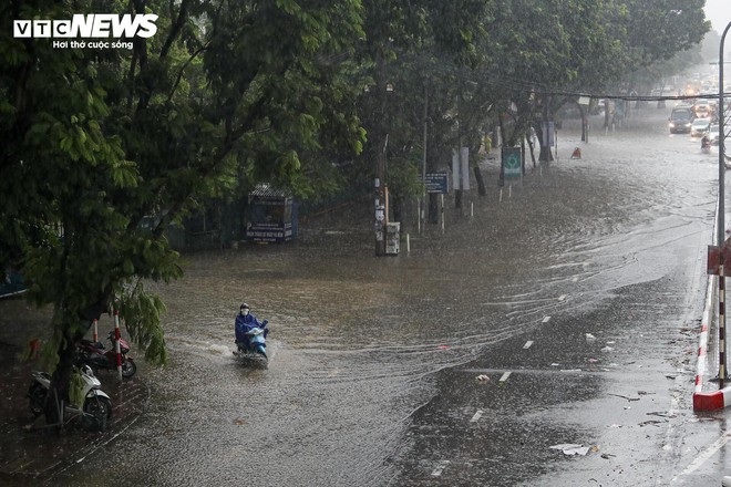 Loạt tuyến phố Hà Nội ngập nặng, người dân bì bõm dắt xe dưới mưa lớn- Ảnh 14.