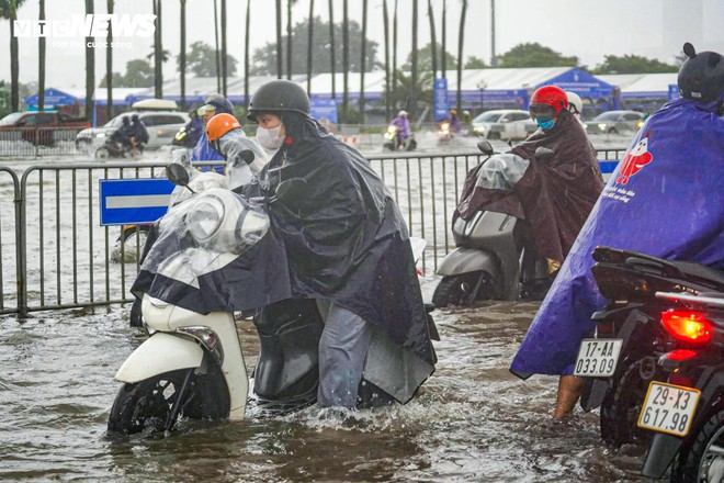 Loạt tuyến phố Hà Nội ngập nặng, người dân bì bõm dắt xe dưới mưa lớn- Ảnh 13.