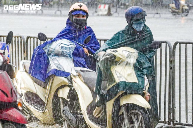 Loạt tuyến phố Hà Nội ngập nặng, người dân bì bõm dắt xe dưới mưa lớn- Ảnh 12.