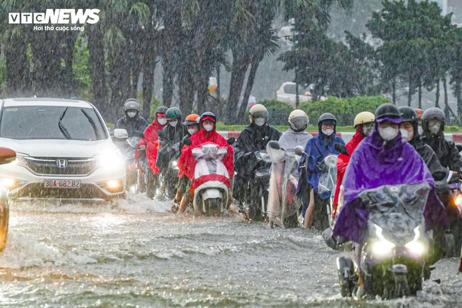 Loạt tuyến phố Hà Nội ngập nặng, người dân bì bõm dắt xe dưới mưa lớn- Ảnh 7.