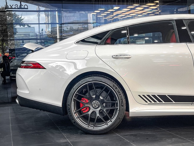Mercedes-AMG GT 53 giảm sốc tại đại lý: Từng có giá 6,7 tỷ, nay thực tế chưa tới 3,9 tỷ và đây là điều cần đánh đổi- Ảnh 2. Mercedes-AMG GT 53 giảm sốc tại đại lý: Từng có giá 6,7 tỷ, nay thực tế chưa tới 3,9 tỷ và đây là điều cần đánh đổi- Ảnh 2.