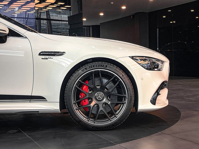 Mercedes-AMG GT 53 giảm sốc tại đại lý: Từng có giá 6,7 tỷ, nay thực tế chưa tới 3,9 tỷ và đây là điều cần đánh đổi- Ảnh 3. Mercedes-AMG GT 53 giảm sốc tại đại lý: Từng có giá 6,7 tỷ, nay thực tế chưa tới 3,9 tỷ và đây là điều cần đánh đổi- Ảnh 3.