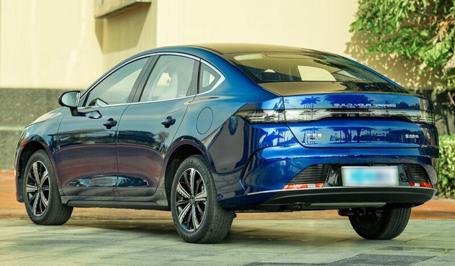 Lộ ảnh BYD 05 tại Việt Nam: Sedan cỡ C dùng động cơ plug-in hybrid, chạy 120km không cần xăng- Ảnh 7. Lộ ảnh BYD 05 tại Việt Nam: Sedan cỡ C dùng động cơ plug-in hybrid, chạy 120km không cần xăng- Ảnh 7.