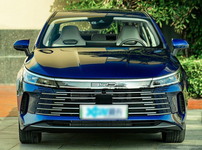 Lộ ảnh BYD 05 tại Việt Nam: Sedan cỡ C dùng động cơ plug-in hybrid, chạy 120km không cần xăng- Ảnh 6. Lộ ảnh BYD 05 tại Việt Nam: Sedan cỡ C dùng động cơ plug-in hybrid, chạy 120km không cần xăng- Ảnh 6.