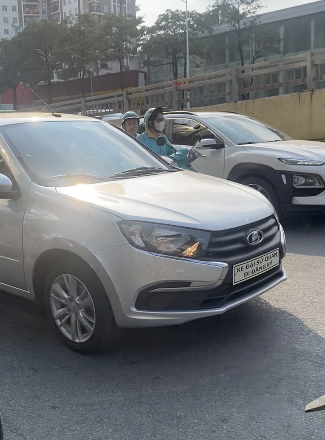 Lada Granta lộ diện trên đường phố Hà Nội: Thiếu nhiều thứ, dòng chữ đầu xe gây chú ý, chuyên gia cho rằng vẫn có một bộ phận thích- Ảnh 2. Lada Granta lộ diện trên đường phố Hà Nội: Thiếu nhiều thứ, dòng chữ đầu xe gây chú ý, chuyên gia cho rằng vẫn có một bộ phận thích- Ảnh 2.