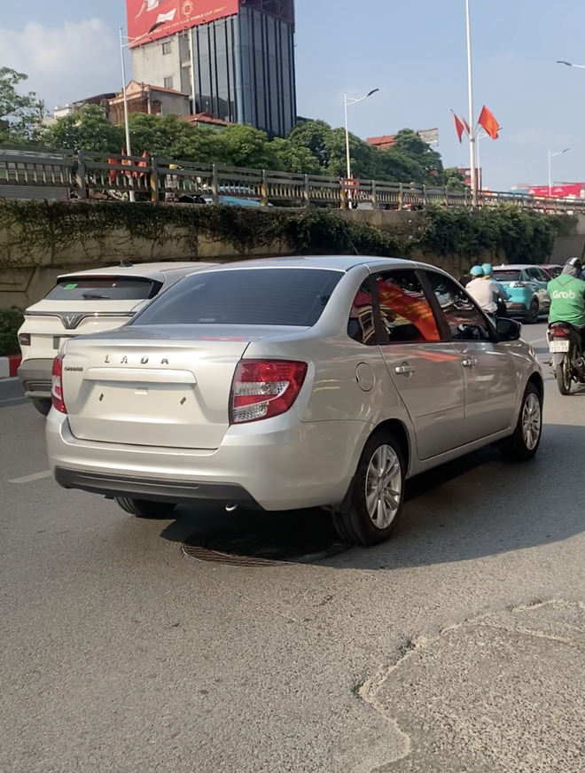 Lada Granta lộ diện trên đường phố Hà Nội: Thiếu nhiều thứ, dòng chữ đầu xe gây chú ý, chuyên gia cho rằng vẫn có một bộ phận thích- Ảnh 5. Lada Granta lộ diện trên đường phố Hà Nội: Thiếu nhiều thứ, dòng chữ đầu xe gây chú ý, chuyên gia cho rằng vẫn có một bộ phận thích- Ảnh 5.
