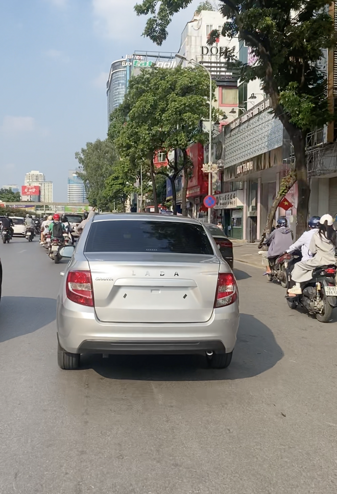 Lada Granta lộ diện trên đường phố Hà Nội: Thiếu nhiều thứ, dòng chữ đầu xe gây chú ý, chuyên gia cho rằng vẫn có một bộ phận thích- Ảnh 6. Lada Granta lộ diện trên đường phố Hà Nội: Thiếu nhiều thứ, dòng chữ đầu xe gây chú ý, chuyên gia cho rằng vẫn có một bộ phận thích- Ảnh 6.