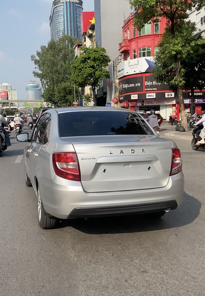 Lada Granta lộ diện trên đường phố Hà Nội: Thiếu nhiều thứ, dòng chữ đầu xe gây chú ý, chuyên gia cho rằng vẫn có một bộ phận thích- Ảnh 3. Lada Granta lộ diện trên đường phố Hà Nội: Thiếu nhiều thứ, dòng chữ đầu xe gây chú ý, chuyên gia cho rằng vẫn có một bộ phận thích- Ảnh 3.