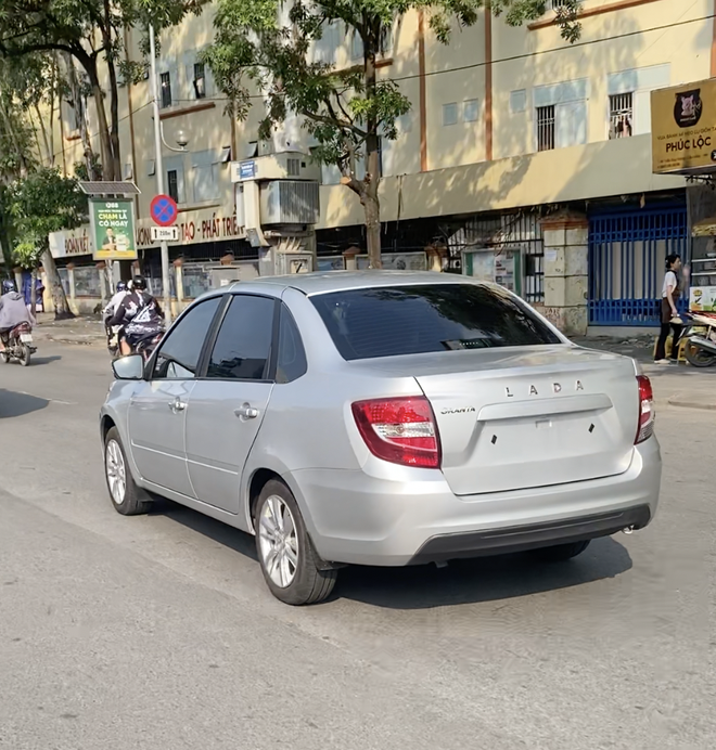 Lada Granta lộ diện trên đường phố Hà Nội: Thiếu nhiều thứ, dòng chữ đầu xe gây chú ý, chuyên gia cho rằng vẫn có một bộ phận thích- Ảnh 4. Lada Granta lộ diện trên đường phố Hà Nội: Thiếu nhiều thứ, dòng chữ đầu xe gây chú ý, chuyên gia cho rằng vẫn có một bộ phận thích- Ảnh 4.