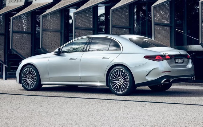 Mercedes-Benz E-Class giảm giá mạnh tại đại lý 'dọn đường' cho đời mới ra mắt tháng sau: Giảm nhiều nhất 800 triệu đồng, bản 'base' tiệm cận Camry- Ảnh 5.