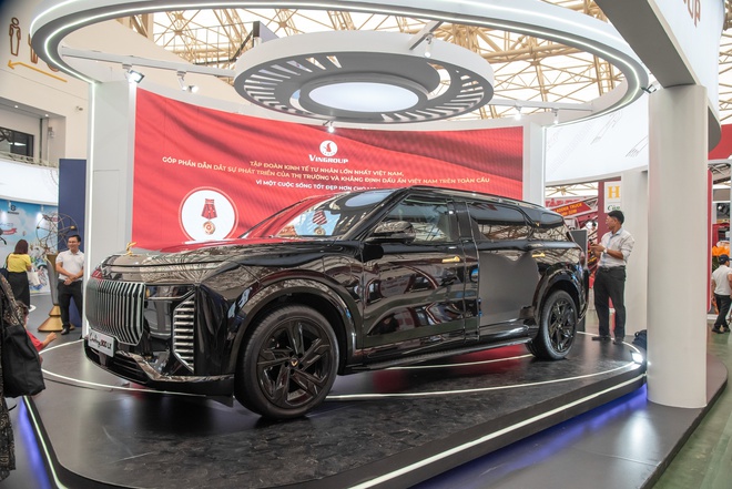 Lạc Hồng 900 LX nhận cọc tại đại lý: Bản tiêu chuẩn giá dự kiến 5 tỷ đồng, bản chống đạn giá có thể ngang Rolls-Royce Ghost- Ảnh 2. Lạc Hồng 900 LX nhận cọc tại đại lý: Bản tiêu chuẩn giá dự kiến 5 tỷ đồng, bản chống đạn giá có thể ngang Rolls-Royce Ghost- Ảnh 2.