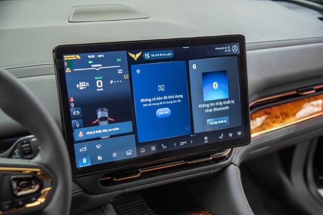 Lạc Hồng 900 LX nhận cọc tại đại lý: Bản tiêu chuẩn giá dự kiến 5 tỷ đồng, bản chống đạn giá có thể ngang Rolls-Royce Ghost- Ảnh 4. Lạc Hồng 900 LX nhận cọc tại đại lý: Bản tiêu chuẩn giá dự kiến 5 tỷ đồng, bản chống đạn giá có thể ngang Rolls-Royce Ghost- Ảnh 4.