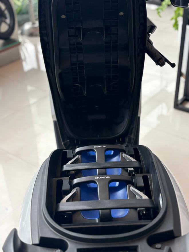 &lsquo;C&acirc;n n&atilde;o&rsquo; mua Honda CUV e: bản n&agrave;o ở Việt Nam: Thu&ecirc; pin gi&aacute; ngang Air Blade sẽ lời 2 thứ nhưng đi l&acirc;u d&agrave;i th&igrave; &lsquo;biết mặt nhau&rsquo;- Ảnh 7.
