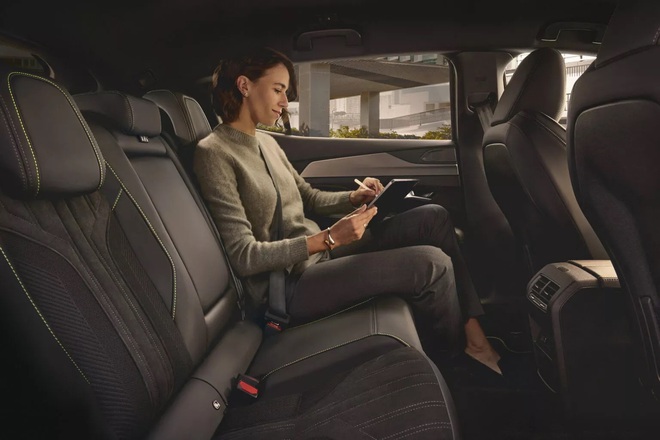 Peugeot 408 n&acirc;ng cấp lớn: Bỏ &lsquo;nanh sư tử&rsquo; thay LED mới như Skoda, bản hybrid tiết kiệm chỉ 5L/100km m&agrave; về Việt Nam th&igrave; &lsquo;hot&rsquo;- Ảnh 9.