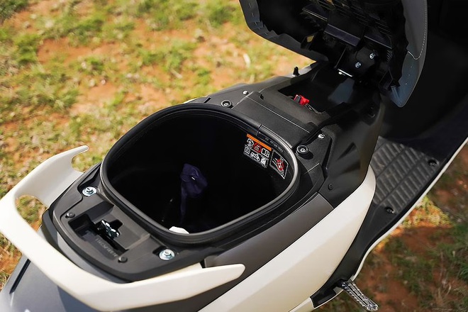 Suzuki e-Access - Xe máy điện giá quy đổi 55 triệu đồng, chạy 95 km/sạc liệu có về Việt Nam?- Ảnh 11. Suzuki e-Access - Xe máy điện giá quy đổi 55 triệu đồng, chạy 95 km/sạc liệu có về Việt Nam?- Ảnh 11.