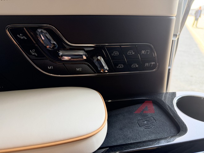 Xem trước Zeekr 009 Grand về Việt Nam cuối năm nay: MPV điện mạnh 777 mã lực, cạnh tranh Alphard bằng khoang sau dạng thương gia, chạy Hà Nội - Huế không cần sạc- Ảnh 21. Xem trước Zeekr 009 Grand về Việt Nam cuối năm nay: MPV điện mạnh 777 mã lực, cạnh tranh Alphard bằng khoang sau dạng thương gia, chạy Hà Nội - Huế không cần sạc- Ảnh 21.