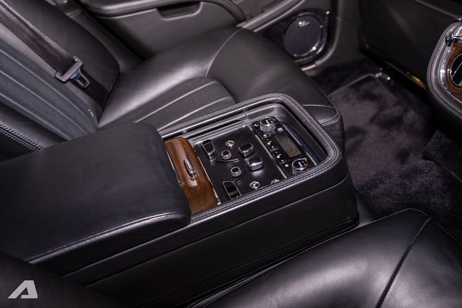 Rolls-Royce Ghost v&agrave; Bentley Mulsanne 15 tuổi b&aacute;n lại chỉ 5,5 tỷ đồng: Xe si&ecirc;u sang gi&aacute; thực tế chỉ ngang S-Class, 7-Series- Ảnh 31.