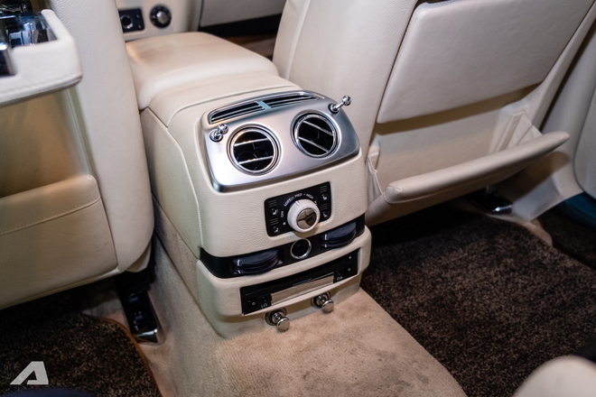 Rolls-Royce Ghost v&agrave; Bentley Mulsanne 15 tuổi b&aacute;n lại chỉ 5,5 tỷ đồng: Xe si&ecirc;u sang gi&aacute; thực tế chỉ ngang S-Class, 7-Series- Ảnh 26.