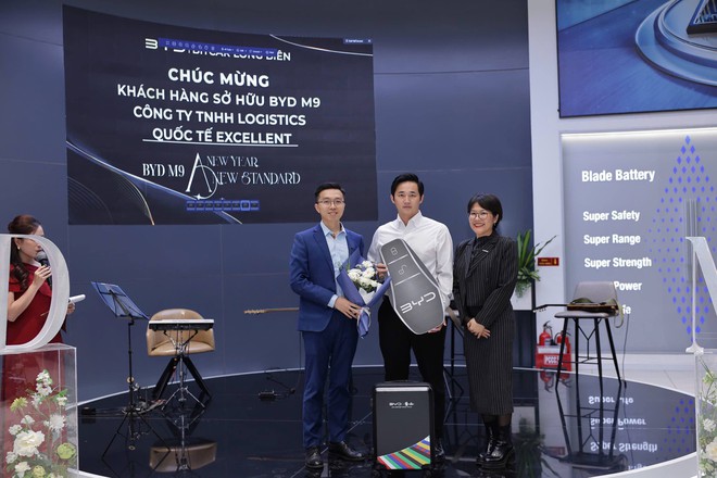 BYD bán hơn 5.000 xe sau 2 năm vào Việt Nam, MPV M9 chốt hàng trăm khách đặt cọc dù giá ngang xe Đức- Ảnh 2. BYD bán hơn 5.000 xe sau 2 năm vào Việt Nam, MPV M9 chốt hàng trăm khách đặt cọc dù giá ngang xe Đức- Ảnh 2.