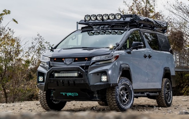 Độ Toyota Alphard tới cỡ n&agrave;y th&igrave; Land Cruiser cũng chỉ l&agrave; &lsquo;c&aacute;i b&oacute;ng&rsquo;: Gầm cao, lốp b&eacute;o, đồ nghề off-road &lsquo;tận răng&rsquo;- Ảnh 1.