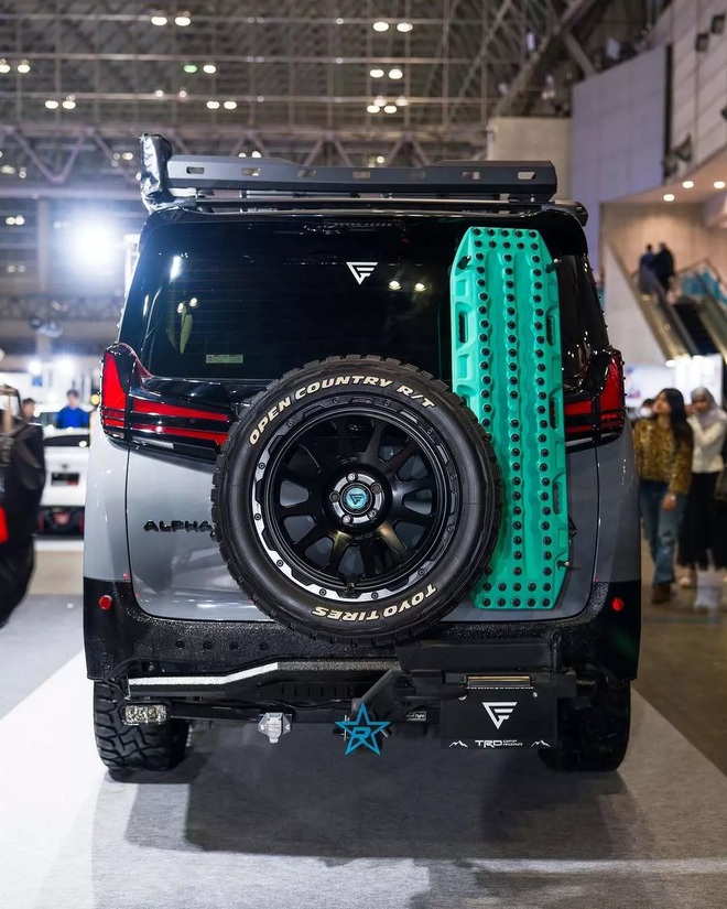 Độ Toyota Alphard tới cỡ n&agrave;y th&igrave; Land Cruiser cũng chỉ l&agrave; &lsquo;c&aacute;i b&oacute;ng&rsquo;: Gầm cao, lốp b&eacute;o, đồ nghề off-road &lsquo;tận răng&rsquo;- Ảnh 6.