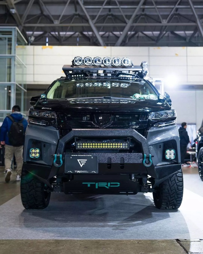 Độ Toyota Alphard tới cỡ n&agrave;y th&igrave; Land Cruiser cũng chỉ l&agrave; &lsquo;c&aacute;i b&oacute;ng&rsquo;: Gầm cao, lốp b&eacute;o, đồ nghề off-road &lsquo;tận răng&rsquo;- Ảnh 5.