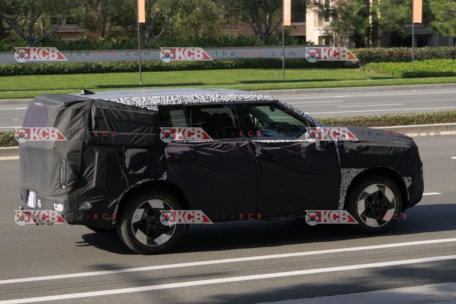 Hyundai Santa Fe facelift để lộ nội thất với nhiều n&acirc;ng cấp: D&ugrave;ng m&agrave;n h&igrave;nh cảm ứng cỡ lớn, v&ocirc; lăng mới, dễ bỏ m&agrave;n h&igrave;nh sau tay l&aacute;i như Tesla- Ảnh 3.