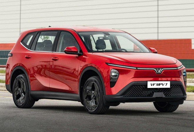 Chỉ ch&ecirc;nh 6 triệu đồng, chọn Toyota Innova Cross bản giữa hay VinFast VF MPV 7: Bảng so s&aacute;nh sau sẽ cho bạn c&acirc;u trả lời- Ảnh 1.