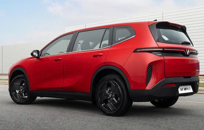 Chỉ ch&ecirc;nh 6 triệu đồng, chọn Toyota Innova Cross bản giữa hay VinFast VF MPV 7: Bảng so s&aacute;nh sau sẽ cho bạn c&acirc;u trả lời- Ảnh 3.