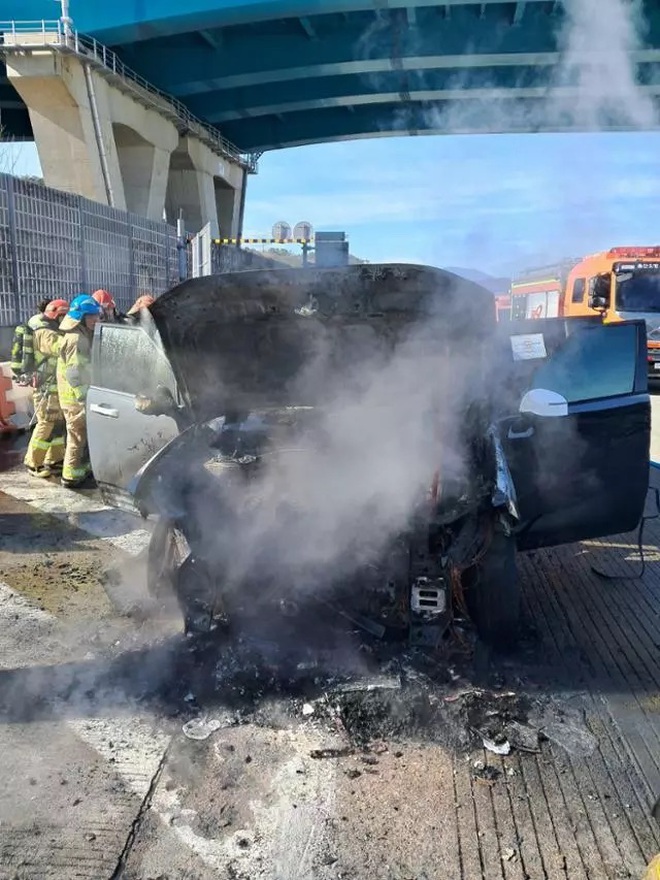 Hyundai Santa Fe facelift bốc ch&aacute;y khi đang chạy thử tại H&agrave;n Quốc: D&acirc;n t&igrave;nh đồn đo&aacute;n do tuỳ chọn động cơ mới, vốn kh&oacute; về Việt Nam- Ảnh 2.