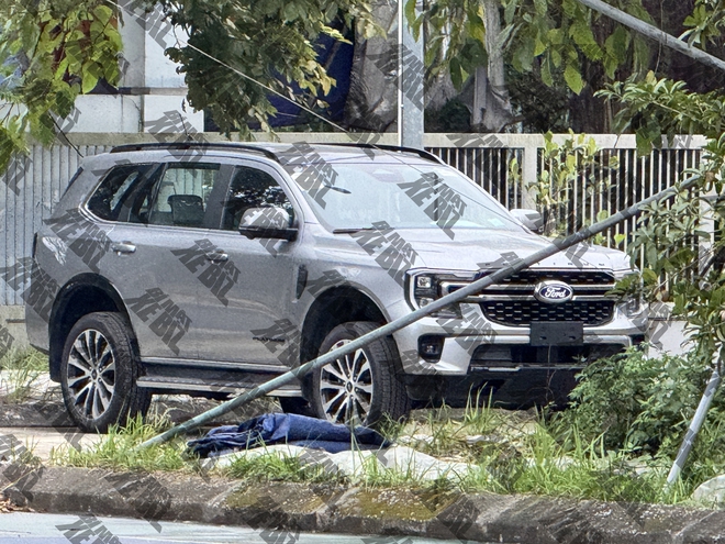 Lộ ảnh Ford Everest 'lạ' tại Việt Nam: Dễ dùng máy xăng khác hoàn toàn xe trên thị trường, bản Platinum nhưng nhiều trang bị chưa từng có- Ảnh 5. Lộ ảnh Ford Everest 'lạ' tại Việt Nam: Dễ dùng máy xăng khác hoàn toàn xe trên thị trường, bản Platinum nhưng nhiều trang bị chưa từng có- Ảnh 5.