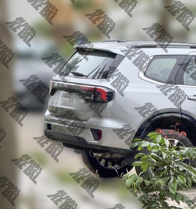 Lộ ảnh Ford Everest 'lạ' tại Việt Nam: Dễ dùng máy xăng khác hoàn toàn xe trên thị trường, bản Platinum nhưng nhiều trang bị chưa từng có- Ảnh 3. Lộ ảnh Ford Everest 'lạ' tại Việt Nam: Dễ dùng máy xăng khác hoàn toàn xe trên thị trường, bản Platinum nhưng nhiều trang bị chưa từng có- Ảnh 3.