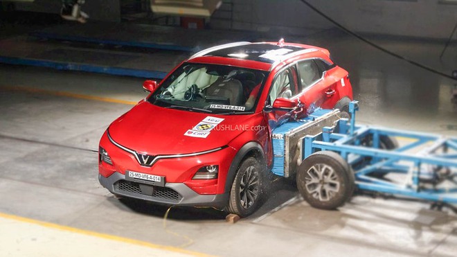 VinFast VF 6, VF 7 bị đ&acirc;m th&igrave; xe biến dạng thế n&agrave;o, người trong xe sống, chết ra sao - Video n&agrave;y c&oacute; thể l&agrave; c&acirc;u trả lời- Ảnh 4.