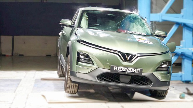 VinFast VF 6, VF 7 bị đ&acirc;m th&igrave; xe biến dạng thế n&agrave;o, người trong xe sống, chết ra sao - Video n&agrave;y c&oacute; thể l&agrave; c&acirc;u trả lời- Ảnh 2.