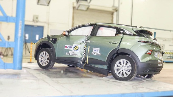 VinFast VF 6, VF 7 bị đ&acirc;m th&igrave; xe biến dạng thế n&agrave;o, người trong xe sống, chết ra sao - Video n&agrave;y c&oacute; thể l&agrave; c&acirc;u trả lời- Ảnh 5.