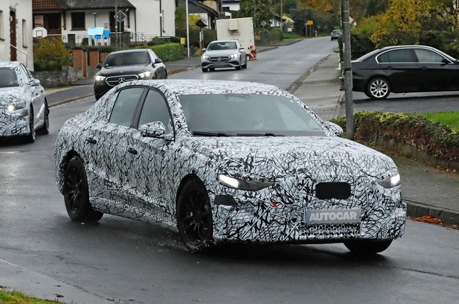 Xem trước Mercedes-Benz E-Class đời mới: Mặt trước kiểu GLC với ca lăng phát sáng, bản điện có thể chạy hơn 700km/sạc- Ảnh 1.