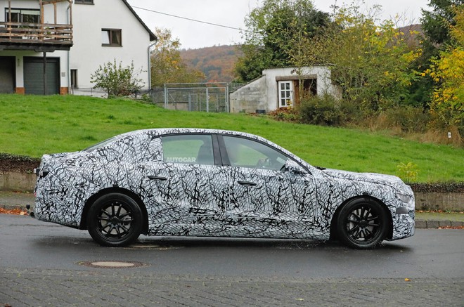 Xem trước Mercedes-Benz E-Class đời mới: Mặt trước kiểu GLC với ca lăng phát sáng, bản điện có thể chạy hơn 700km/sạc- Ảnh 3.