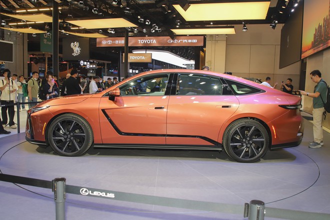 Lexus ES 2026 nhận cọc tại đại l&yacute;: Gi&aacute; dự kiến từ hơn 2,3 tỷ đồng, lần đầu c&oacute; bản điện, bản &lsquo;base&rsquo; đ&atilde; c&oacute; hybrid đấu E-Class, 5 Series- Ảnh 6.