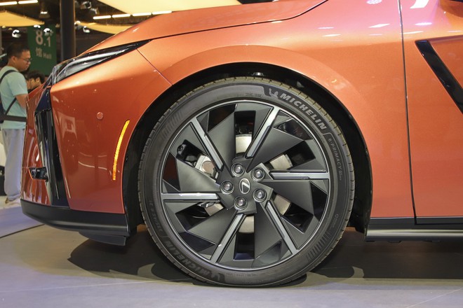 Lexus ES 2026 nhận cọc tại đại l&yacute;: Gi&aacute; dự kiến từ hơn 2,3 tỷ đồng, lần đầu c&oacute; bản điện, bản &lsquo;base&rsquo; đ&atilde; c&oacute; hybrid đấu E-Class, 5 Series- Ảnh 7.