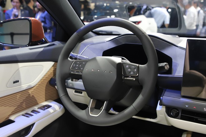 Lexus ES 2026 nhận cọc tại đại l&yacute;: Gi&aacute; dự kiến từ hơn 2,3 tỷ đồng, lần đầu c&oacute; bản điện, bản &lsquo;base&rsquo; đ&atilde; c&oacute; hybrid đấu E-Class, 5 Series- Ảnh 9.