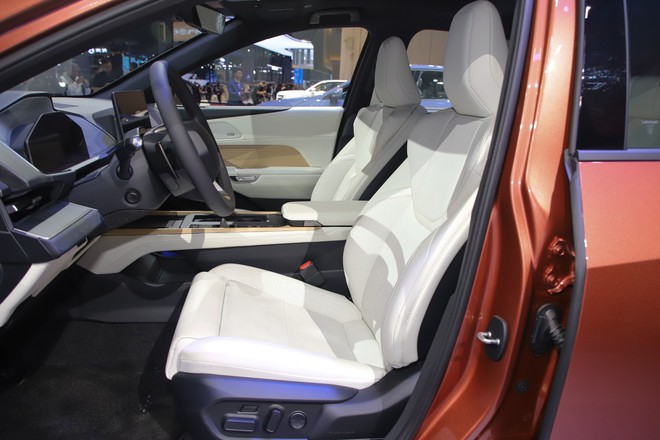 Lexus ES 2026 nhận cọc tại đại l&yacute;: Gi&aacute; dự kiến từ hơn 2,3 tỷ đồng, lần đầu c&oacute; bản điện, bản &lsquo;base&rsquo; đ&atilde; c&oacute; hybrid đấu E-Class, 5 Series- Ảnh 11.