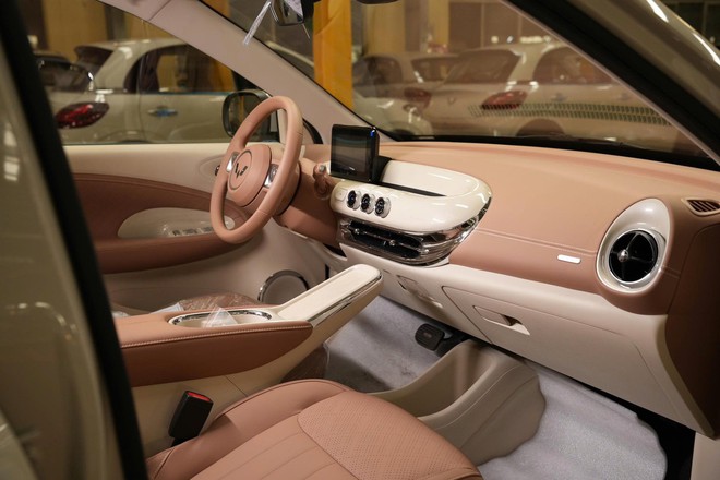 Ảnh thực tế Wuling Bingo 2026 tại Việt Nam: Giá dự kiến từ 399 triệu đồng, cần số như Mercedes, camera 360, đổi cổng sạc từng gây tranh cãi- Ảnh 3. Ảnh thực tế Wuling Bingo 2026 tại Việt Nam: Giá dự kiến từ 399 triệu đồng, cần số như Mercedes, camera 360, đổi cổng sạc từng gây tranh cãi- Ảnh 3.