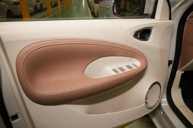 Ảnh thực tế Wuling Bingo 2026 tại Việt Nam: Giá dự kiến từ 399 triệu đồng, cần số như Mercedes, camera 360, đổi cổng sạc từng gây tranh cãi- Ảnh 6. Ảnh thực tế Wuling Bingo 2026 tại Việt Nam: Giá dự kiến từ 399 triệu đồng, cần số như Mercedes, camera 360, đổi cổng sạc từng gây tranh cãi- Ảnh 6.