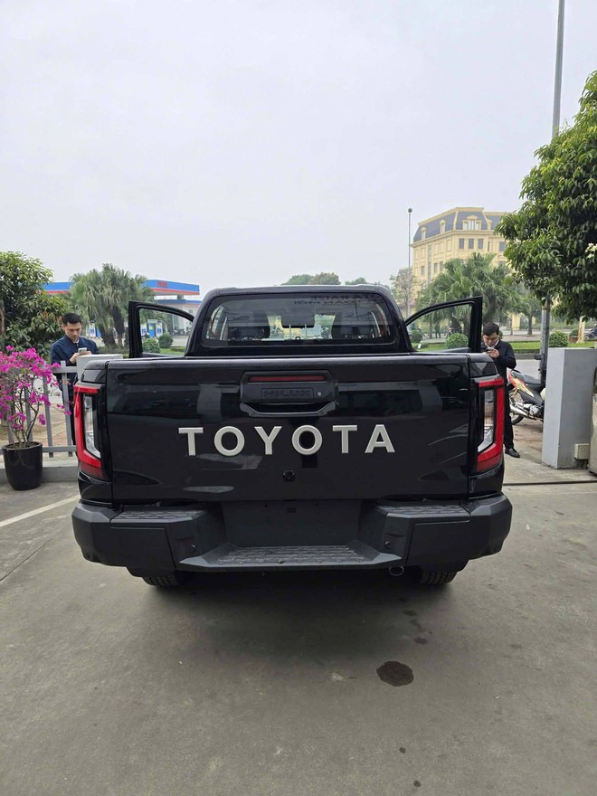 Toyota Hilux 2026 xuất hiện ở đại l&yacute;: Nội thất như Land Cruiser Prado, bỏ m&aacute;y 2.4L, quyết đấu Ford Ranger bằng trang bị khủng- Ảnh 4.