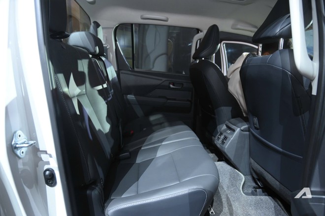 Toyota Hilux 2026 ra mắt Việt Nam: Giá từ 632 triệu đồng, lột xác từ ngoài vào trong, đủ ADAS, bản 'base' rẻ mà mạnh hơn Ranger- Ảnh 7. Toyota Hilux 2026 ra mắt Việt Nam: Giá từ 632 triệu đồng, lột xác từ ngoài vào trong, đủ ADAS, bản 'base' rẻ mà mạnh hơn Ranger- Ảnh 7.