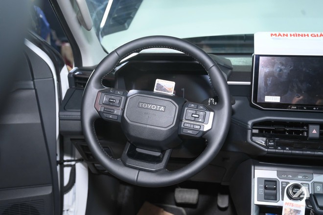 Toyota Hilux 2026 ra mắt Việt Nam: Giá từ 632 triệu đồng, lột xác từ ngoài vào trong, đủ ADAS, bản 'base' rẻ mà mạnh hơn Ranger- Ảnh 5. Toyota Hilux 2026 ra mắt Việt Nam: Giá từ 632 triệu đồng, lột xác từ ngoài vào trong, đủ ADAS, bản 'base' rẻ mà mạnh hơn Ranger- Ảnh 5.