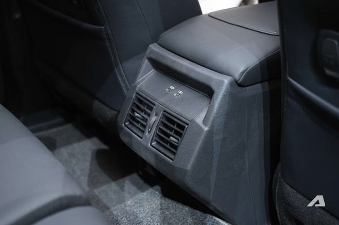 Toyota Hilux 2026 ra mắt Việt Nam: Giá từ 632 triệu đồng, lột xác từ ngoài vào trong, đủ ADAS, bản 'base' rẻ mà mạnh hơn Ranger- Ảnh 8. Toyota Hilux 2026 ra mắt Việt Nam: Giá từ 632 triệu đồng, lột xác từ ngoài vào trong, đủ ADAS, bản 'base' rẻ mà mạnh hơn Ranger- Ảnh 8.