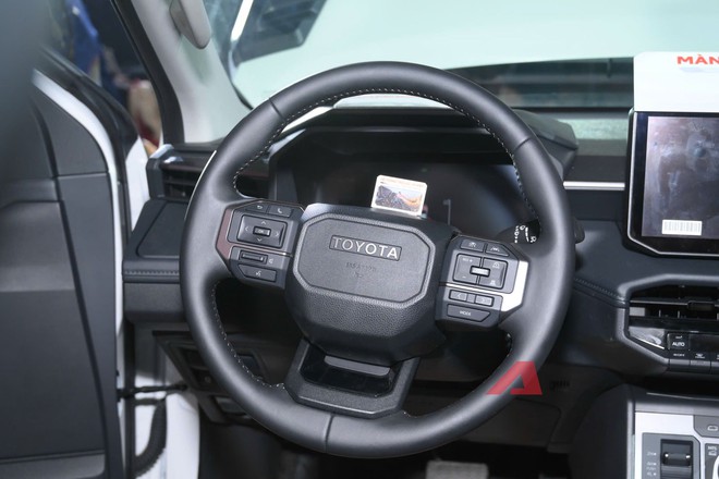 Hilux Trailhunter 2026 đối đầu Ranger Wildtrak: Khi Toyota kh&ocirc;ng c&ograve;n 'ngh&egrave;o' trang bị, 'đức vua' liệu c&oacute; lung lay ng&ocirc;i vương?- Ảnh 7.